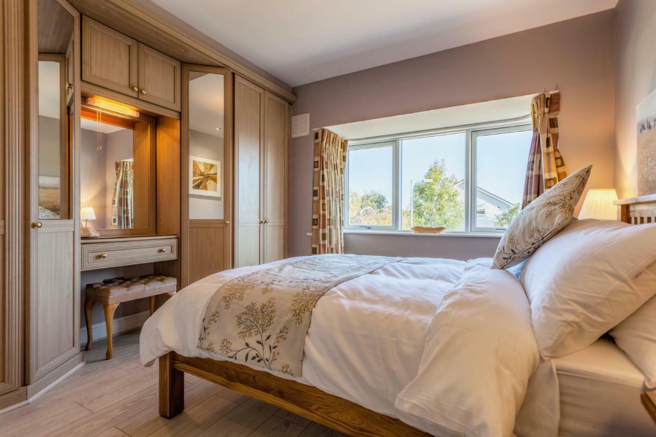 Tintawn House Hotel Sandyford Bagian luar foto