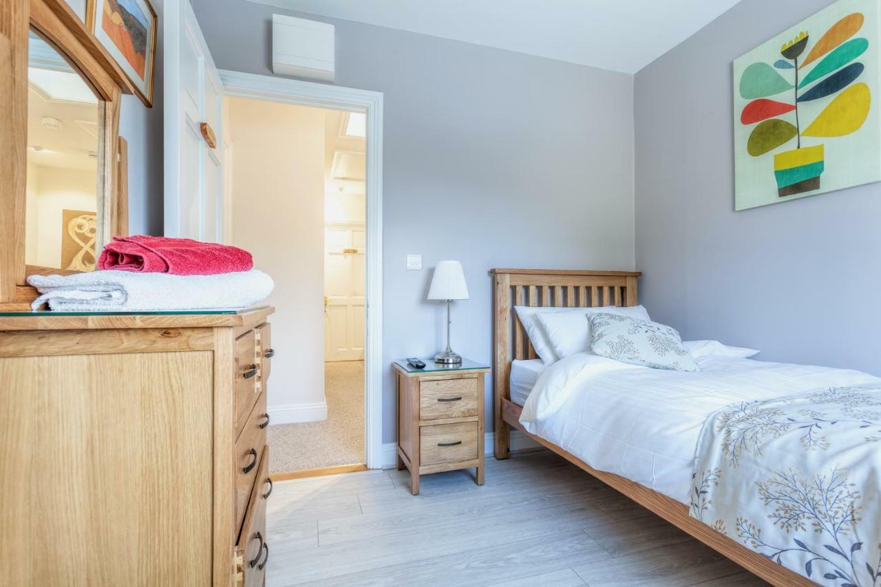 Tintawn House Hotel Sandyford Bagian luar foto