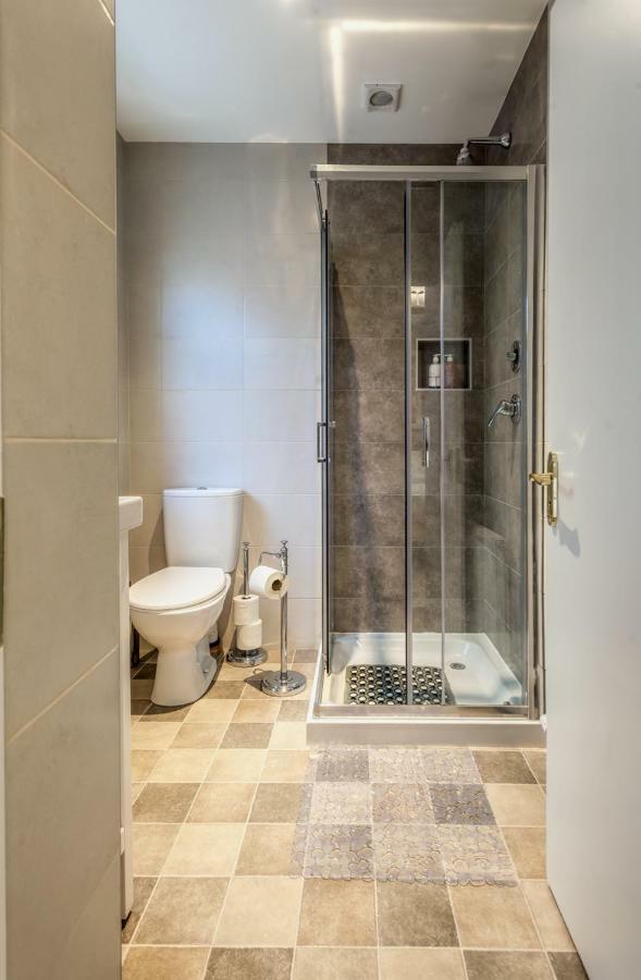 Tintawn House Hotel Sandyford Bagian luar foto
